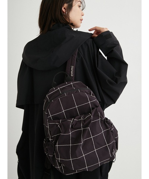 emmi(エミ)の「eco 撥水チェックギャザーボディーバックパック(ショルダーバッグ・レディース・ブラック/ベージュ・FREE)」の2枚目の写真