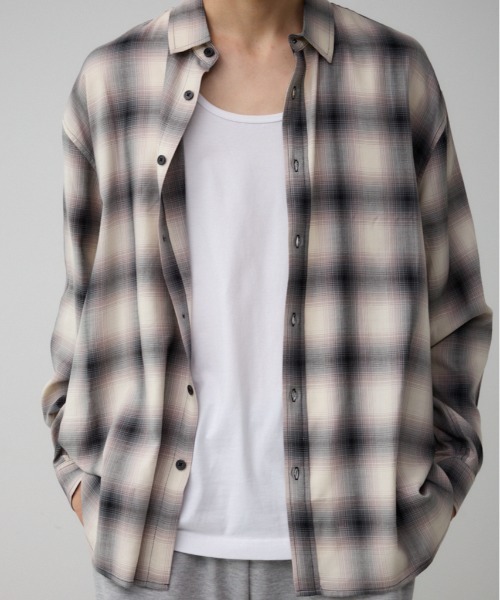AZUL by moussy(アズールバイマウジー)の「オンブレチェックシャツ(シャツ/ブラウス・メンズ・ブラック系その他/レッド系その他/ブルー系その他・FREE)」の2枚目の写真
