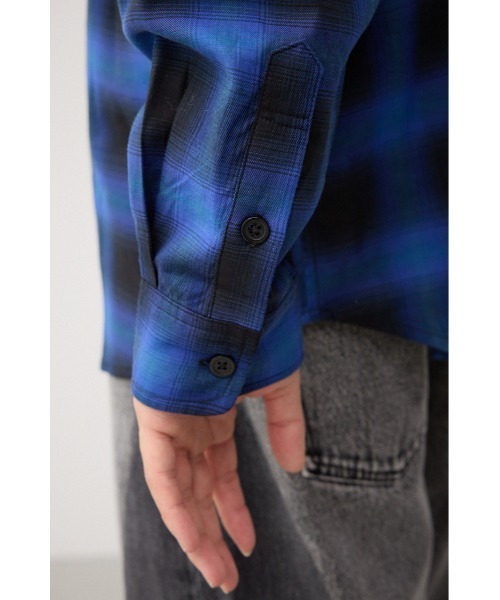 AZUL by moussy(アズールバイマウジー)の「オンブレチェックシャツ(シャツ/ブラウス・メンズ・ブラック系その他/レッド系その他/ブルー系その他・FREE)」の16枚目の写真