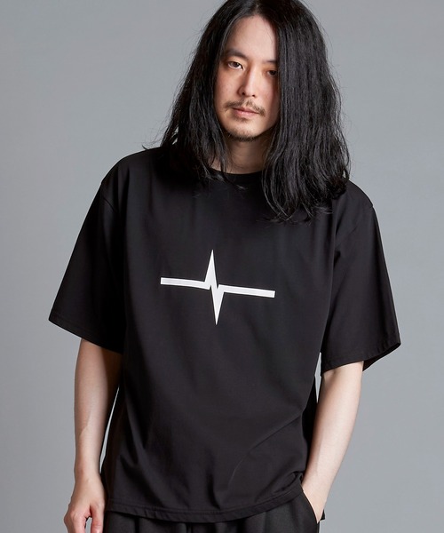 NO ID.(ノーアイディ)の「【NO ID.】Logo Print Crew Neck T-Shirt / ロゴ プリント クルーネック Tシャツ(Tシャツ/カットソー・メンズ・ブラック/ホワイト/グレー・2/1)」の3枚目の写真