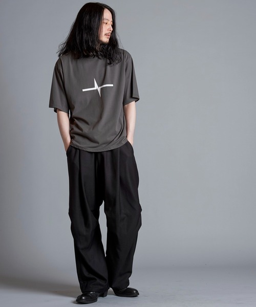 NO ID.(ノーアイディ)の「【NO ID.】Logo Print Crew Neck T-Shirt / ロゴ プリント クルーネック Tシャツ(Tシャツ/カットソー・メンズ・ブラック/ホワイト/グレー・2/1)」の12枚目の写真