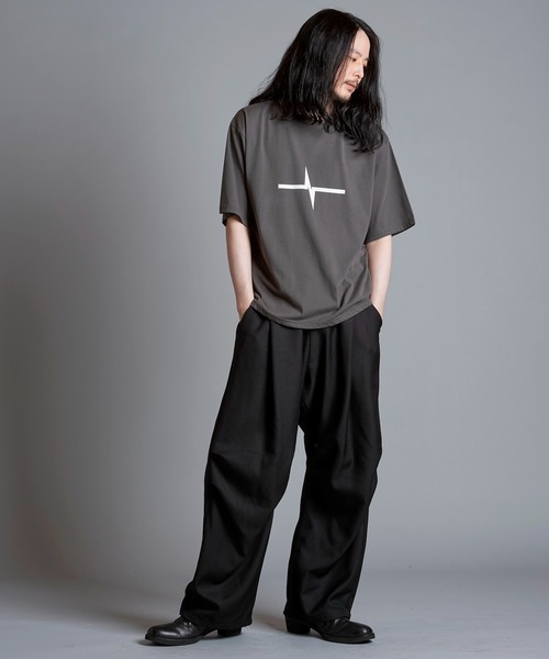NO ID.(ノーアイディ)の「【NO ID.】Logo Print Crew Neck T-Shirt / ロゴ プリント クルーネック Tシャツ(Tシャツ/カットソー・メンズ・ブラック/ホワイト/グレー・2/1)」の11枚目の写真
