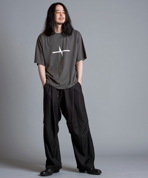 NO ID.(ノーアイディ)の「【NO ID.】Logo Print Crew Neck T-Shirt / ロゴ プリント クルーネック Tシャツ(Tシャツ/カットソー・メンズ・ブラック/ホワイト/グレー・2/1)」の10枚目の写真