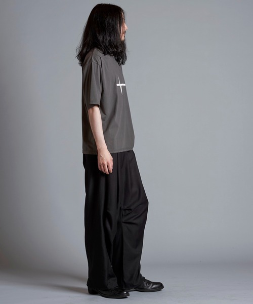 NO ID.(ノーアイディ)の「【NO ID.】Logo Print Crew Neck T-Shirt / ロゴ プリント クルーネック Tシャツ(Tシャツ/カットソー・メンズ・ブラック/ホワイト/グレー・2/1)」の9枚目の写真