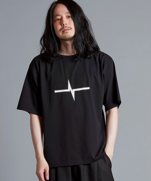 NO ID.(ノーアイディ)の「【NO ID.】Logo Print Crew Neck T-Shirt / ロゴ プリント クルーネック Tシャツ(Tシャツ/カットソー・メンズ・ブラック/ホワイト/グレー・2/1)」の5枚目の写真