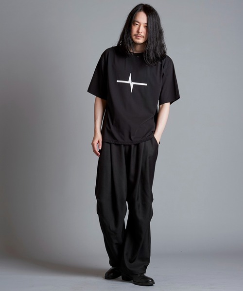 NO ID.(ノーアイディ)の「【NO ID.】Logo Print Crew Neck T-Shirt / ロゴ プリント クルーネック Tシャツ(Tシャツ/カットソー・メンズ・ブラック/ホワイト/グレー・2/1)」の4枚目の写真