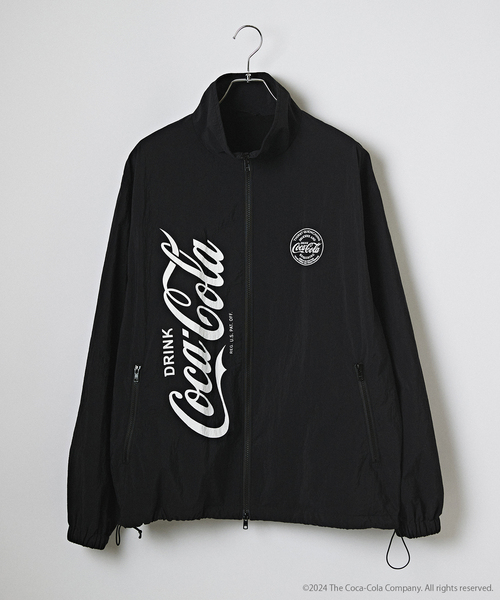 EDIFICE（エディフィス）の「Coca-Cola / 別注 トラック ジャケット（ナイロンジャケット・メンズ・ブラック/ホワイト・MEDIUM/LARGE）」の2枚目の写真