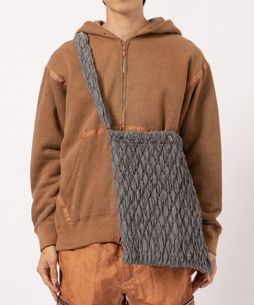 NULABEL（ニューレーベル）の「【NULABEL /ニューレーベル】GARMENT DYED CONTRACTION QUILTED BAG（ハンドバッグ・メンズ・ブラック・FREE）」の2枚目の写真