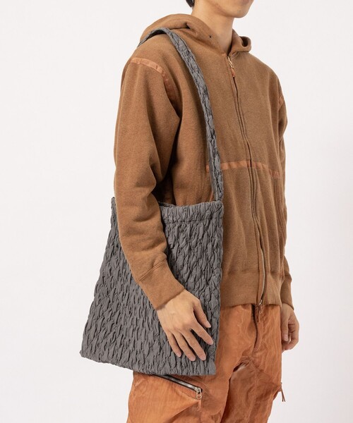 NULABEL（ニューレーベル）の「【NULABEL /ニューレーベル】GARMENT DYED CONTRACTION QUILTED BAG（ハンドバッグ・メンズ・ブラック・FREE）」の3枚目の写真