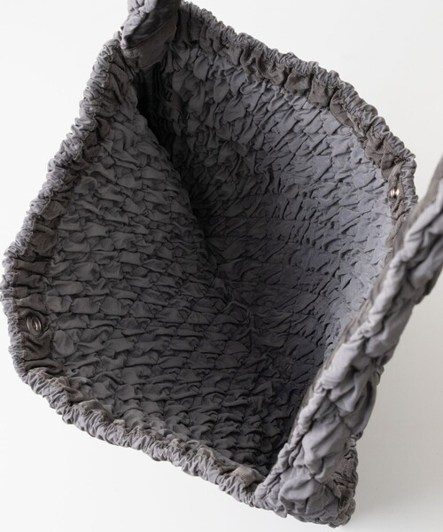 NULABEL（ニューレーベル）の「【NULABEL /ニューレーベル】GARMENT DYED CONTRACTION QUILTED BAG（ハンドバッグ・メンズ・ブラック・FREE）」の5枚目の写真