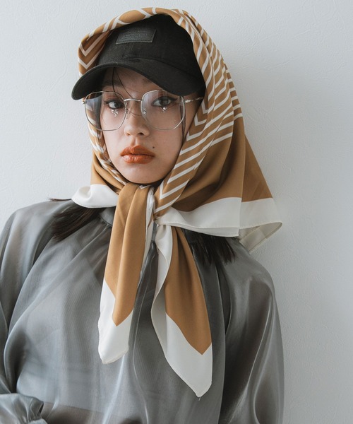 bohmal（ボマール）の「プリント大判スカーフ/バンダナ（バンダナ/スカーフ・レディース・ブラック/ホワイト/ベージュ・FREE）」の3枚目の写真