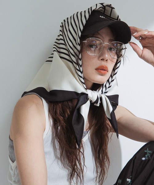 bohmal（ボマール）の「プリント大判スカーフ/バンダナ（バンダナ/スカーフ・レディース・ブラック/ホワイト/ベージュ・FREE）」の2枚目の写真