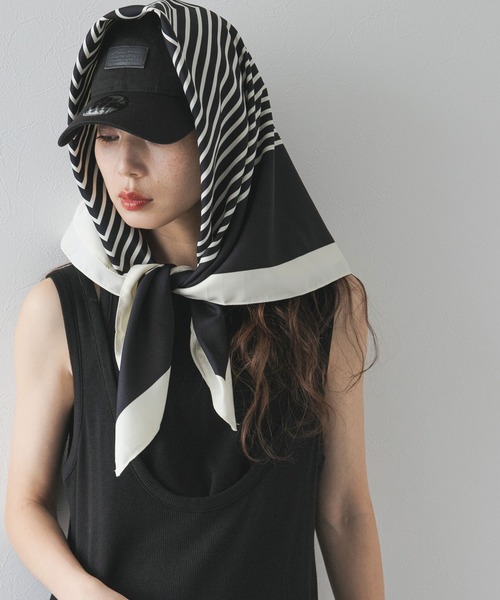 bohmal（ボマール）の「プリント大判スカーフ/バンダナ（バンダナ/スカーフ・レディース・ブラック/ホワイト/ベージュ・FREE）」の4枚目の写真