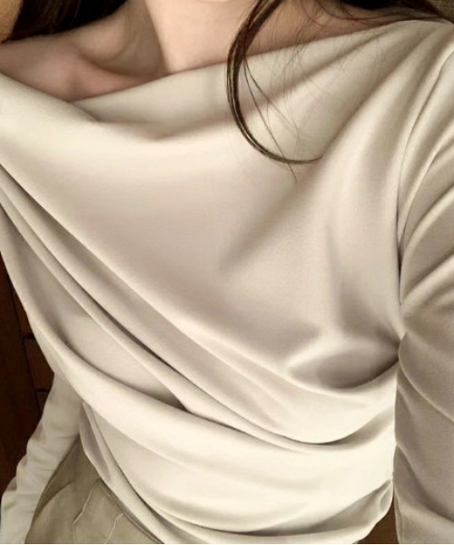 by LEGNA(バイレグナ)の「幅広いスタイリングで活躍 サテンドレープカットソー・裏起毛長袖(Tシャツ/カットソー・レディース・ブラウン/グレー/ネイビー/ベージュ/ブラック・FREE)」の4枚目の写真