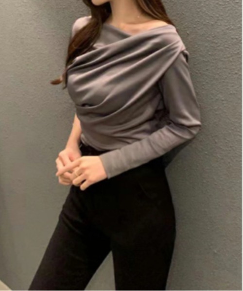by LEGNA(バイレグナ)の「幅広いスタイリングで活躍 サテンドレープカットソー・裏起毛長袖(Tシャツ/カットソー・レディース・ブラウン/グレー/ネイビー/ベージュ/ブラック・FREE)」の3枚目の写真