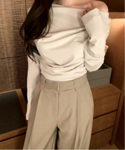 by LEGNA(バイレグナ)の「幅広いスタイリングで活躍 サテンドレープカットソー・裏起毛長袖(Tシャツ/カットソー・レディース・ブラウン/グレー/ネイビー/ベージュ/ブラック・FREE)」の9枚目の写真