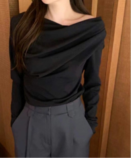 by LEGNA(バイレグナ)の「幅広いスタイリングで活躍 サテンドレープカットソー・裏起毛長袖(Tシャツ/カットソー・レディース・ブラウン/グレー/ネイビー/ベージュ/ブラック・FREE)」の11枚目の写真