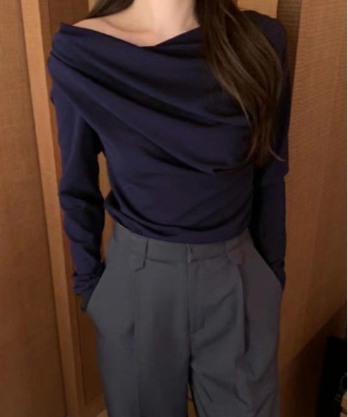 by LEGNA(バイレグナ)の「幅広いスタイリングで活躍 サテンドレープカットソー・裏起毛長袖(Tシャツ/カットソー・レディース・ブラウン/グレー/ネイビー/ベージュ/ブラック・FREE)」の12枚目の写真