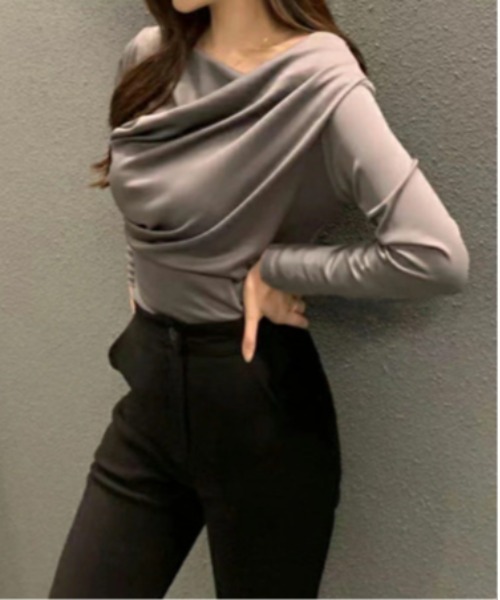 by LEGNA(バイレグナ)の「幅広いスタイリングで活躍 サテンドレープカットソー・裏起毛長袖(Tシャツ/カットソー・レディース・ブラウン/グレー/ネイビー/ベージュ/ブラック・FREE)」の6枚目の写真