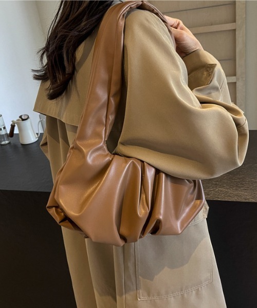 Teem Store(チームストア)の「太ベルトギャザーワンハンドルショルダーバッグ(ハンドバッグ・レディース・ブラウン/ブラック/アイボリー・F)」の1枚目の写真