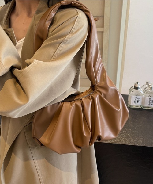 Teem Store(チームストア)の「太ベルトギャザーワンハンドルショルダーバッグ(ハンドバッグ・レディース・ブラウン/ブラック/アイボリー・F)」の6枚目の写真