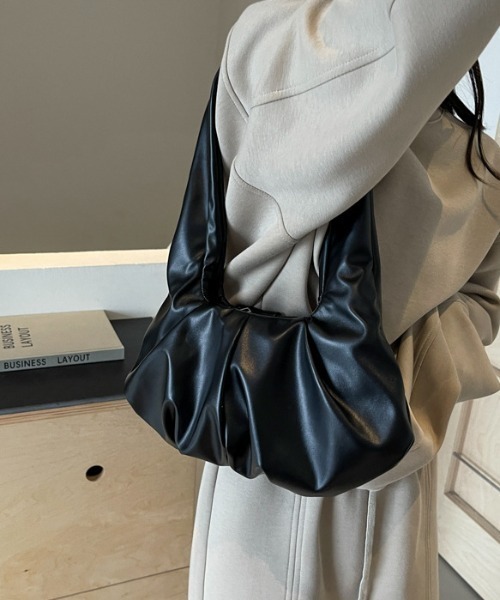 Teem Store(チームストア)の「太ベルトギャザーワンハンドルショルダーバッグ(ハンドバッグ・レディース・ブラウン/ブラック/アイボリー・F)」の10枚目の写真