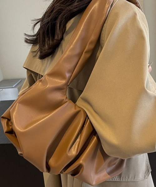 Teem Store(チームストア)の「太ベルトギャザーワンハンドルショルダーバッグ(ハンドバッグ・レディース・ブラウン/ブラック/アイボリー・F)」の5枚目の写真
