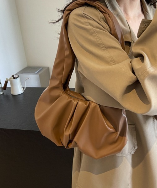 Teem Store(チームストア)の「太ベルトギャザーワンハンドルショルダーバッグ(ハンドバッグ・レディース・ブラウン/ブラック/アイボリー・F)」の7枚目の写真