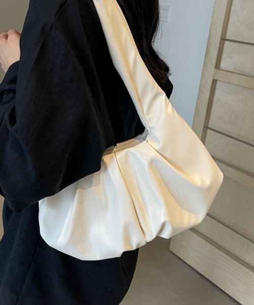 Teem Store(チームストア)の「太ベルトギャザーワンハンドルショルダーバッグ(ハンドバッグ・レディース・ブラウン/ブラック/アイボリー・F)」の13枚目の写真
