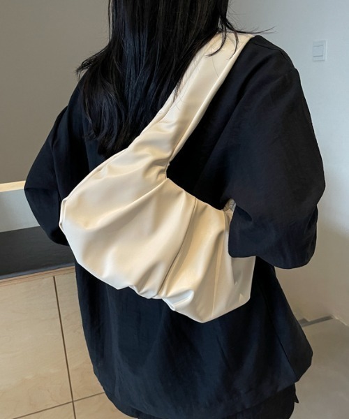 Teem Store(チームストア)の「太ベルトギャザーワンハンドルショルダーバッグ(ハンドバッグ・レディース・ブラウン/ブラック/アイボリー・F)」の11枚目の写真