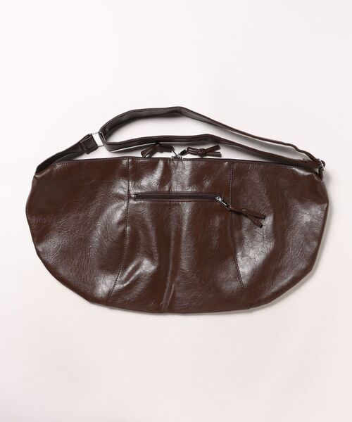 an meets zakka（アンミツザッカ）の「an meets zakka アンティークタッチ合成皮革ビッグバナナショルダーバッグ / バック カバン 鞄 レディース メンズ ユニセックス 大容量 斜めがけ（ショルダーバッグ・メンズ・ブラック/アイボリー/ブラウン・ONESIZE）」の4枚目の写真