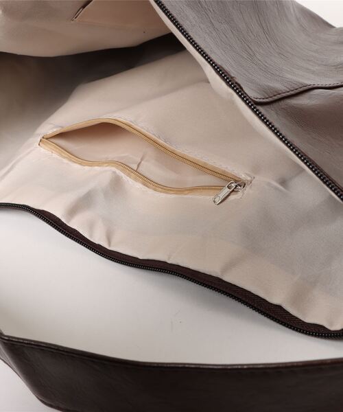 an meets zakka（アンミツザッカ）の「an meets zakka アンティークタッチ合成皮革ビッグバナナショルダーバッグ / バック カバン 鞄 レディース メンズ ユニセックス 大容量 斜めがけ（ショルダーバッグ・メンズ・ブラック/アイボリー/ブラウン・ONESIZE）」の6枚目の写真