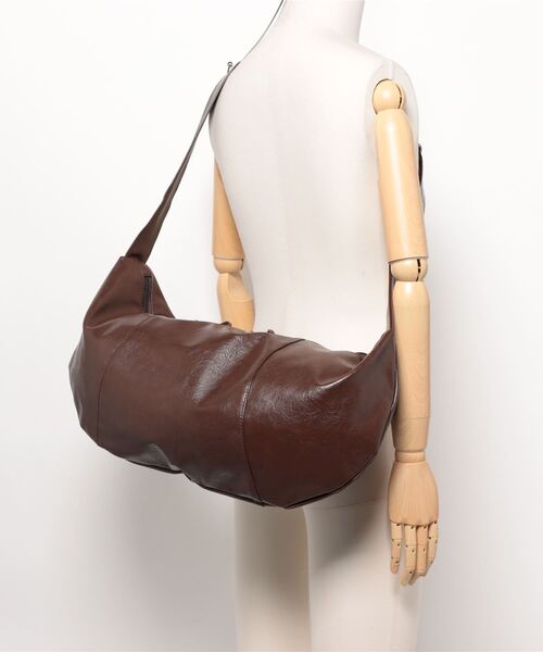 an meets zakka（アンミツザッカ）の「an meets zakka アンティークタッチ合成皮革ビッグバナナショルダーバッグ / バック カバン 鞄 レディース メンズ ユニセックス 大容量 斜めがけ（ショルダーバッグ・メンズ・ブラック/アイボリー/ブラウン・ONESIZE）」の7枚目の写真