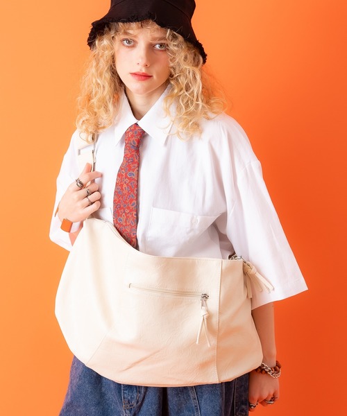 an meets zakka（アンミツザッカ）の「an meets zakka アンティークタッチ合成皮革ビッグバナナショルダーバッグ / バック カバン 鞄 レディース メンズ ユニセックス 大容量 斜めがけ（ショルダーバッグ・メンズ・ブラック/アイボリー/ブラウン・ONESIZE）」の2枚目の写真