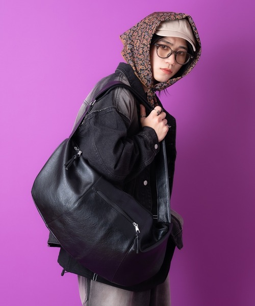 an meets zakka（アンミツザッカ）の「an meets zakka アンティークタッチ合成皮革ビッグバナナショルダーバッグ / バック カバン 鞄 レディース メンズ ユニセックス 大容量 斜めがけ（ショルダーバッグ・メンズ・ブラック/アイボリー/ブラウン・ONESIZE）」の8枚目の写真