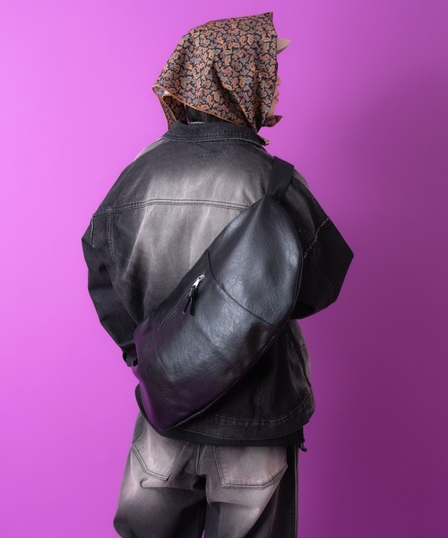 an meets zakka（アンミツザッカ）の「an meets zakka アンティークタッチ合成皮革ビッグバナナショルダーバッグ / バック カバン 鞄 レディース メンズ ユニセックス 大容量 斜めがけ（ショルダーバッグ・メンズ・ブラック/アイボリー/ブラウン・ONESIZE）」の9枚目の写真