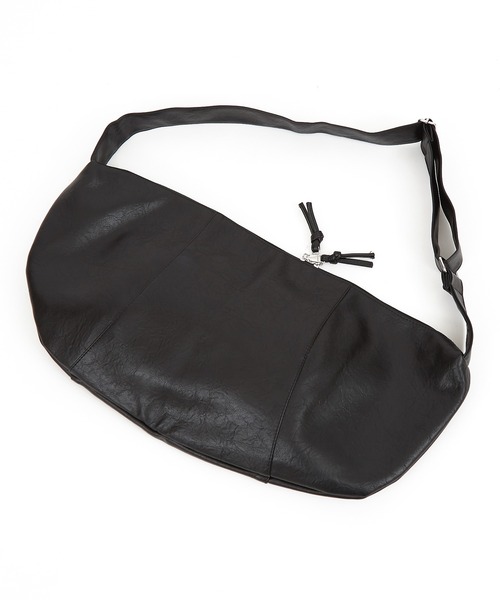 an meets zakka（アンミツザッカ）の「an meets zakka アンティークタッチ合成皮革ビッグバナナショルダーバッグ / バック カバン 鞄 レディース メンズ ユニセックス 大容量 斜めがけ（ショルダーバッグ・メンズ・ブラック/アイボリー/ブラウン・ONESIZE）」の12枚目の写真