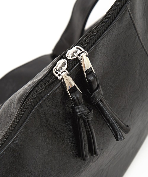 an meets zakka（アンミツザッカ）の「an meets zakka アンティークタッチ合成皮革ビッグバナナショルダーバッグ / バック カバン 鞄 レディース メンズ ユニセックス 大容量 斜めがけ（ショルダーバッグ・メンズ・ブラック/アイボリー/ブラウン・ONESIZE）」の14枚目の写真