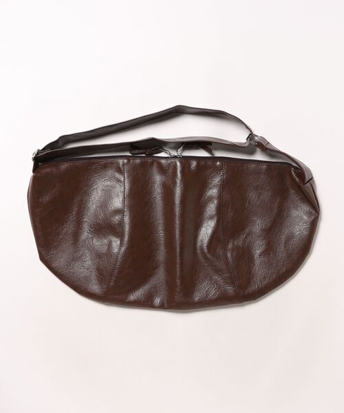 an meets zakka（アンミツザッカ）の「an meets zakka アンティークタッチ合成皮革ビッグバナナショルダーバッグ / バック カバン 鞄 レディース メンズ ユニセックス 大容量 斜めがけ（ショルダーバッグ・メンズ・ブラック/アイボリー/ブラウン・ONESIZE）」の16枚目の写真