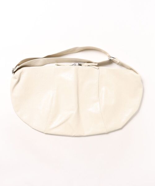 an meets zakka（アンミツザッカ）の「an meets zakka アンティークタッチ合成皮革ビッグバナナショルダーバッグ / バック カバン 鞄 レディース メンズ ユニセックス 大容量 斜めがけ（ショルダーバッグ・メンズ・ブラック/アイボリー/ブラウン・ONESIZE）」の15枚目の写真