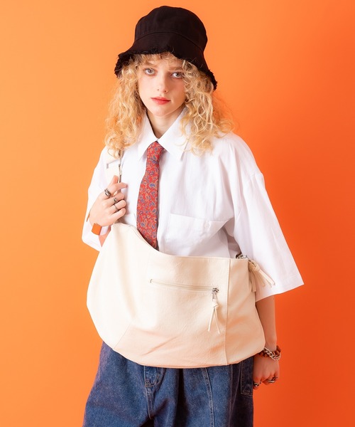 an meets zakka（アンミツザッカ）の「an meets zakka アンティークタッチ合成皮革ビッグバナナショルダーバッグ / バック カバン 鞄 レディース メンズ ユニセックス 大容量 斜めがけ（ショルダーバッグ・メンズ・ブラック/アイボリー/ブラウン・ONESIZE）」の17枚目の写真