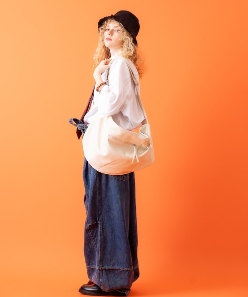 an meets zakka（アンミツザッカ）の「an meets zakka アンティークタッチ合成皮革ビッグバナナショルダーバッグ / バック カバン 鞄 レディース メンズ ユニセックス 大容量 斜めがけ（ショルダーバッグ・メンズ・ブラック/アイボリー/ブラウン・ONESIZE）」の18枚目の写真