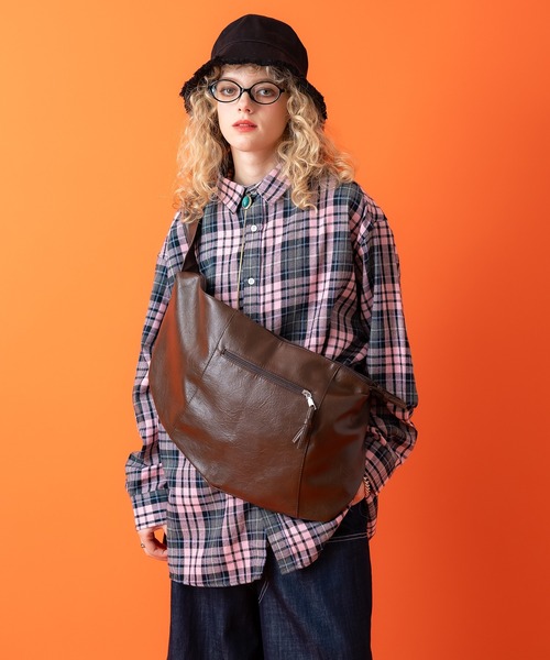 an meets zakka（アンミツザッカ）の「an meets zakka アンティークタッチ合成皮革ビッグバナナショルダーバッグ / バック カバン 鞄 レディース メンズ ユニセックス 大容量 斜めがけ（ショルダーバッグ・メンズ・ブラック/アイボリー/ブラウン・ONESIZE）」の20枚目の写真