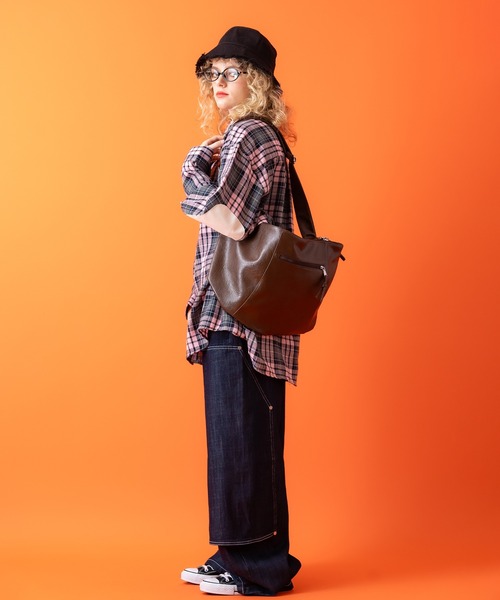 an meets zakka（アンミツザッカ）の「an meets zakka アンティークタッチ合成皮革ビッグバナナショルダーバッグ / バック カバン 鞄 レディース メンズ ユニセックス 大容量 斜めがけ（ショルダーバッグ・メンズ・ブラック/アイボリー/ブラウン・ONESIZE）」の22枚目の写真