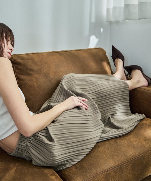 Fashion Letter（ファッションレター）の「プリーツロングスカート（スカート・レディース・アイボリー/グレイッシュベージュ/イエロー/グリーン/パープル/チャコール/ブラック・M/L）」の4枚目の写真