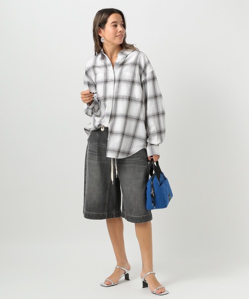 BAYFLOW（ベイフロー）の「[トレンドアイテム]デニムショートパンツ（デニムパンツ・レディース・ブラック/ブルー・SMALL/MEDIUM）」の4枚目の写真