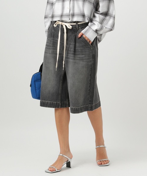 BAYFLOW（ベイフロー）の「[トレンドアイテム]デニムショートパンツ（デニムパンツ・レディース・ブラック/ブルー・SMALL/MEDIUM）」の5枚目の写真