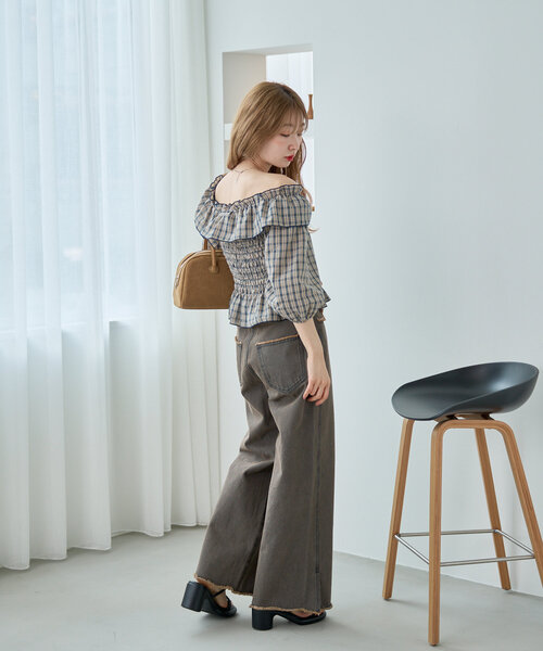 Kastane（カスタネ）の「【無地&チェック/2WAY/4色展開】シャーリングオフショルブラウス（シャツ/ブラウス・レディース・ブラック/オフホワイト/ブルー/ベージュ/アイボリー・FREE）」の19枚目の写真