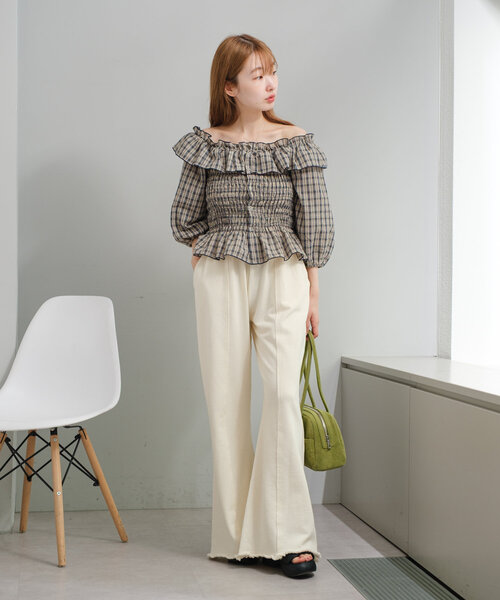 Kastane（カスタネ）の「【無地&チェック/2WAY/4色展開】シャーリングオフショルブラウス（シャツ/ブラウス・レディース・ブラック/オフホワイト/ブルー/ベージュ/アイボリー・FREE）」の18枚目の写真