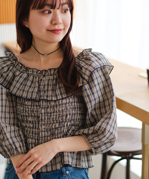 Kastane（カスタネ）の「【無地&チェック/2WAY/4色展開】シャーリングオフショルブラウス（シャツ/ブラウス・レディース・ブラック/オフホワイト/ブルー/ベージュ/アイボリー・FREE）」の16枚目の写真